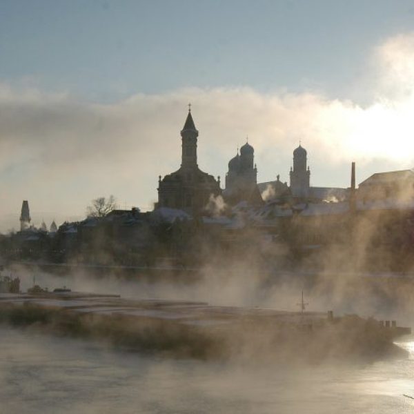 Binnenschiffe duchqueren die Donau bei Passau