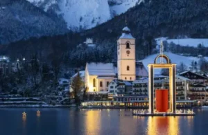 Adventmarkt mit großer schwimmender Kerze am Wolfgangsee