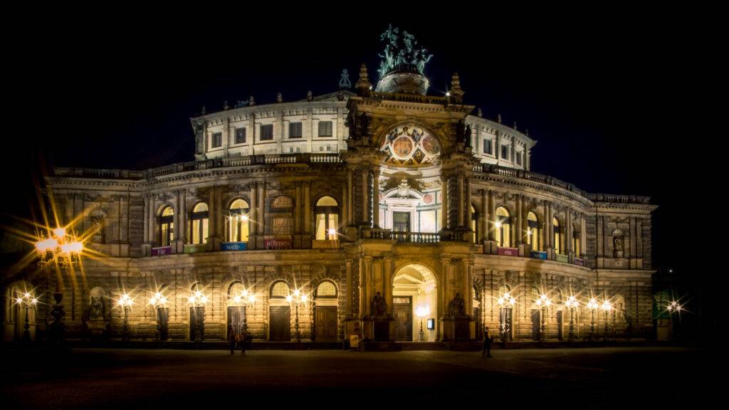 Semperoper bei Nacht