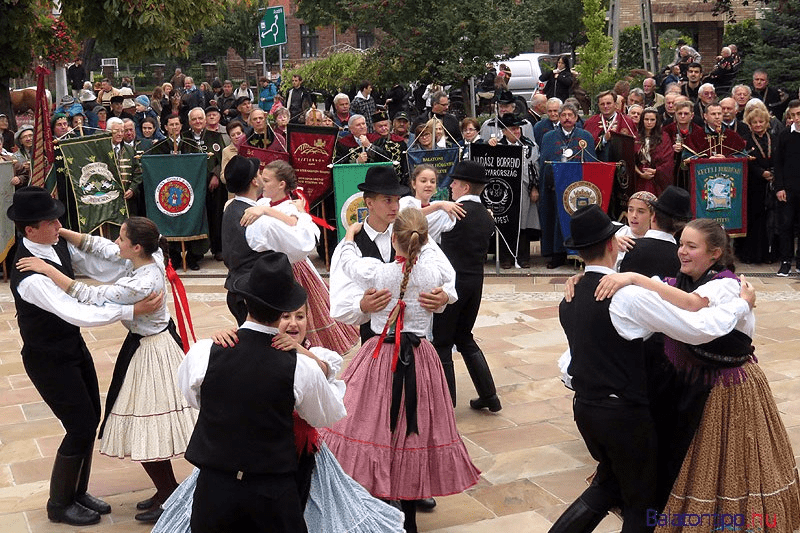 Tanzende Paare in traditioneller Kleidung beim Weinfest