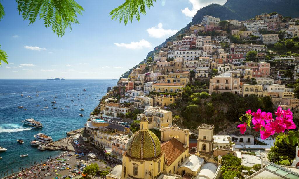 Amalfi Häuser auf Hügel Meer und Sonnenschein Co Gadis