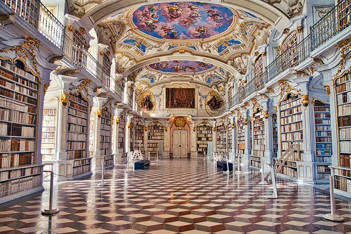 Helle Innenansicht der Bibliothek des Stift Admont