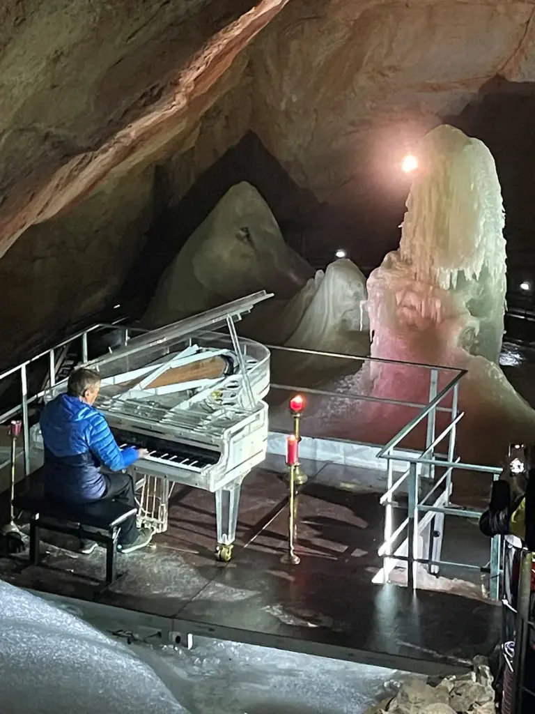 eishoehle-klavier-1