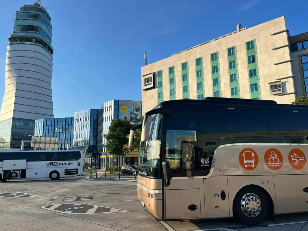 Reisebus Richard Brandstetter auf dem Flughafengelände Wien vor dem charakteristischen Kontrollturm.