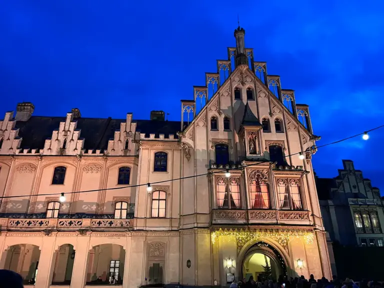Schloss Grafenegg bei Nacht beleuchtet - querformat