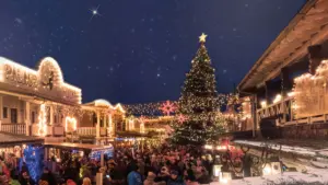 Weihnachtsmarkt in der Pullman City bei Sternennacht festlich beleuchtet und geschmückt