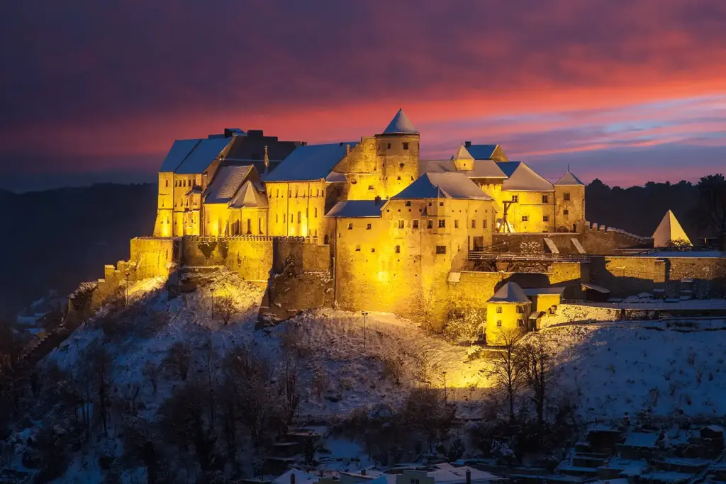 Burg Burghausen in Abendstimmung im Winter beleuchtet